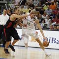 Dirk Nowitzki im Zweikampf