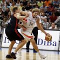 Dirk Nowitzki im Zweikampf
