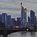 Mainufer sicht auf die Skyline